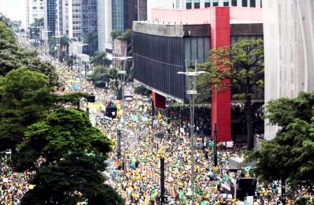 I brasiliani scendono nelle strade